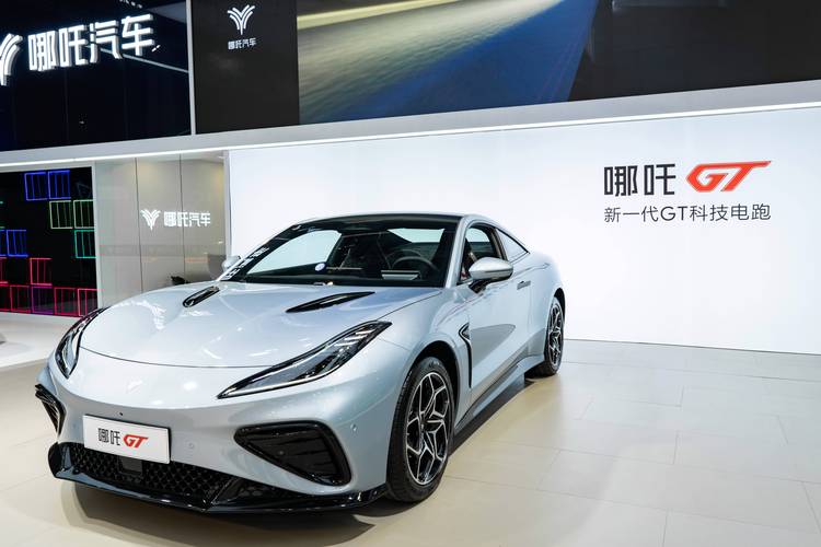 成都61哪吒汽车在智能汽车领域的表现，领途汽车在新能源汽车市场中的影响力